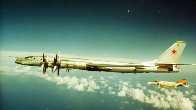 F-4-Tu-95-2.jpg