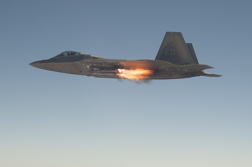 First F-22 AIM-9X Guided Launch - BIG missile fire.jpg