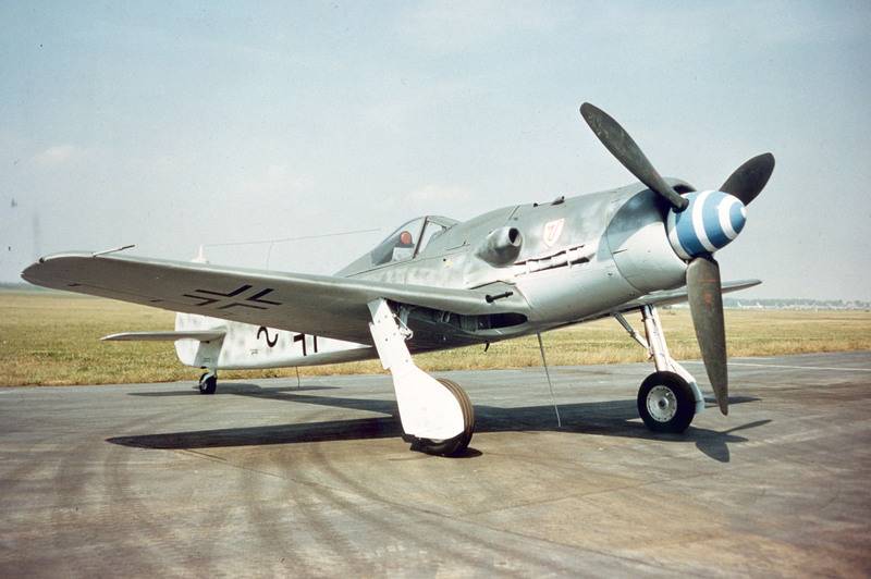 Focke-Wulf_Fw_190D-9_outside_USAF.jpg