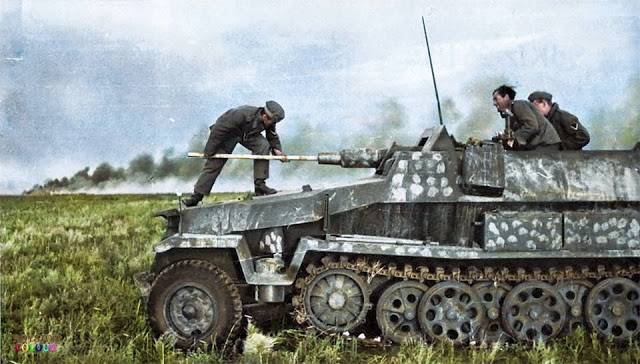 fz_.-251-9-Sch%C3%BCtzenpanzerwagen-7.5-cm-KwK-37-L-24-Stummel-on-the-East-Front-c.-Summer-1942..jpg