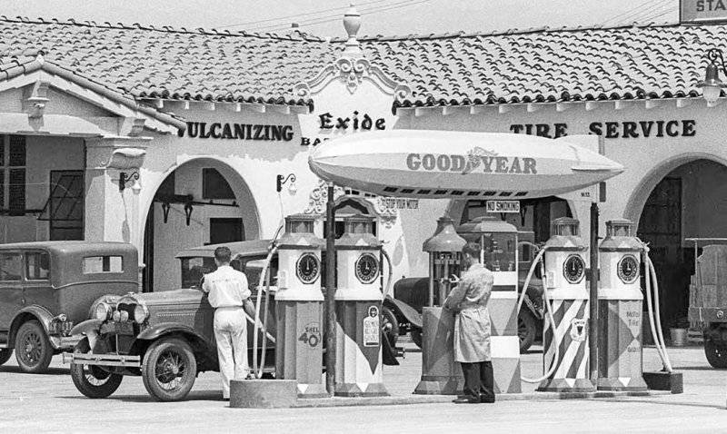 Gas-Under-the-Goodyear-Dirigible-1931.jpg