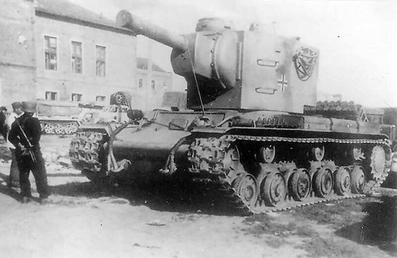 German_Panzerkampfwagen_KV-2_754_r.jpg