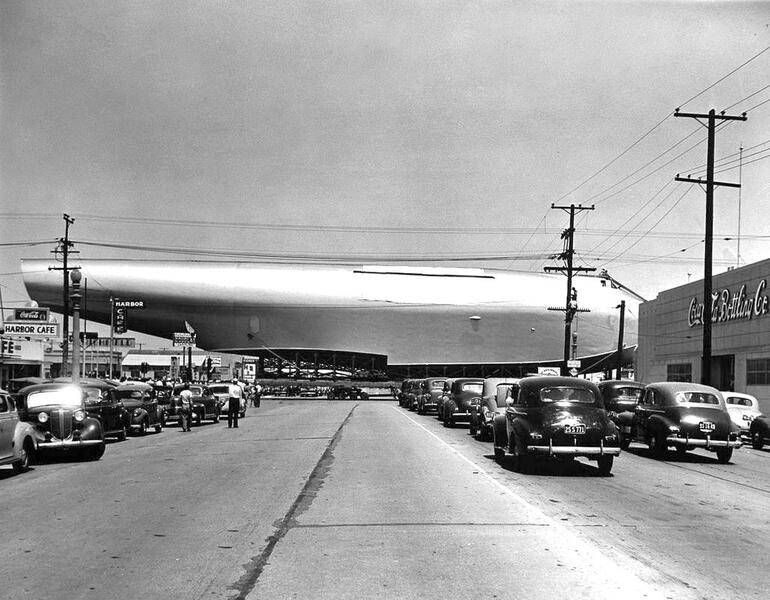 he-fuselage-of-Howard-Hughes%E2%80%99s-Spruce-Goose-en-route-to-Long-Beach-Harbor-June-11-1946-2.jpg