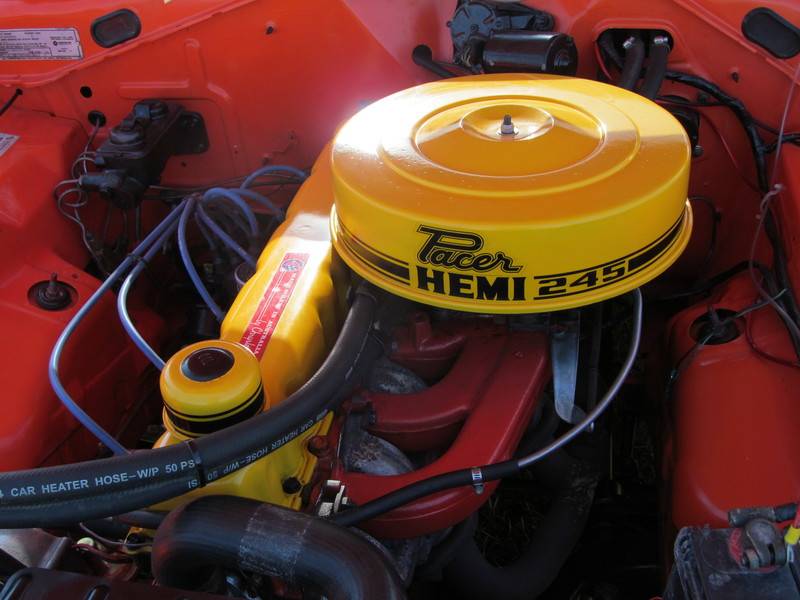 Hemi_245_engine_%2817921636404%29.jpg