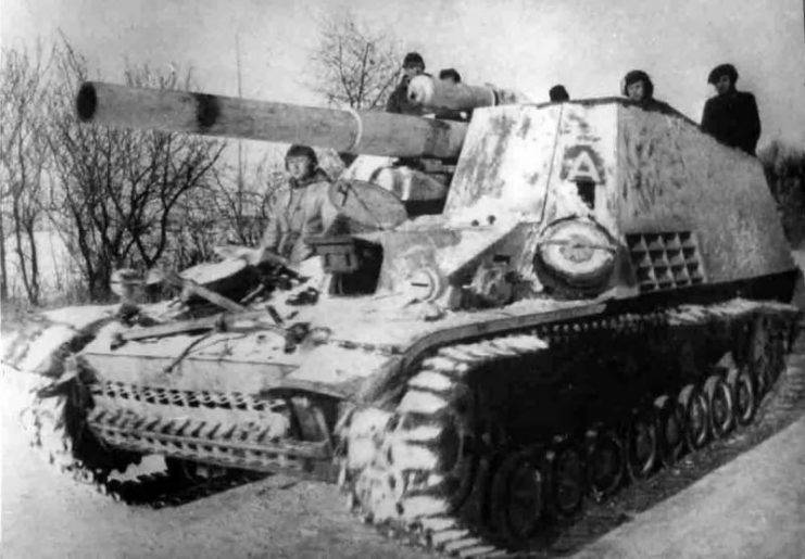 hummel-panzerhaubitze-coded-a-with-winter-camouflage-741x515.jpg