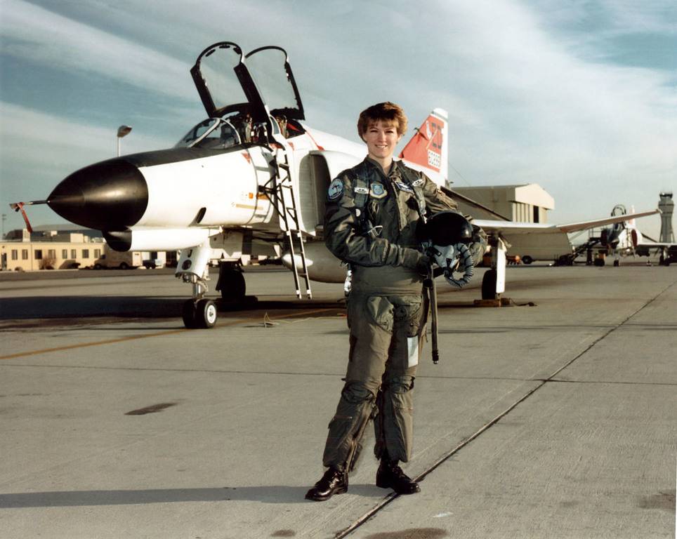 ileen-M.-Major-USAF.-with-F-4E-31-MC-66-0289-at-the-Air-Force-Test-Pilot-School-Edwards-AFB-1990.jpg