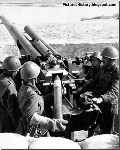 Italian-soldiers-fire-102mm-gun-north-africa.jpg