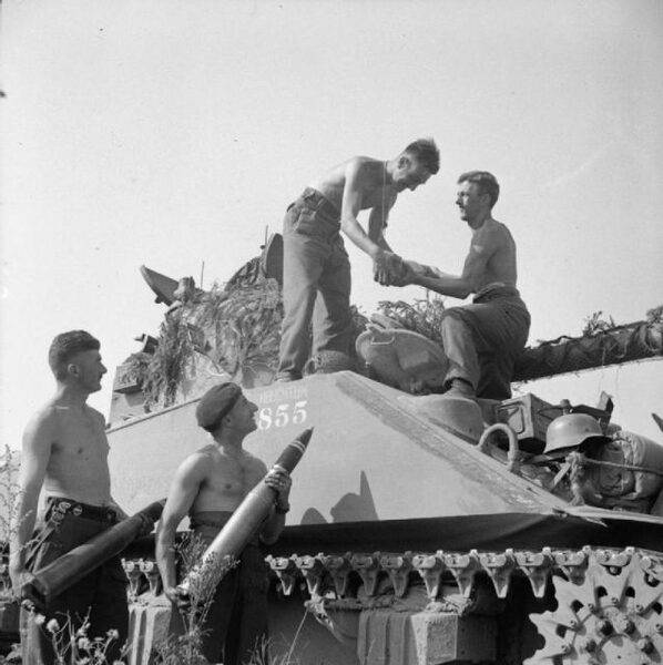 loading-17-pounder-rounds-into-a-firefly-638x640.jpg