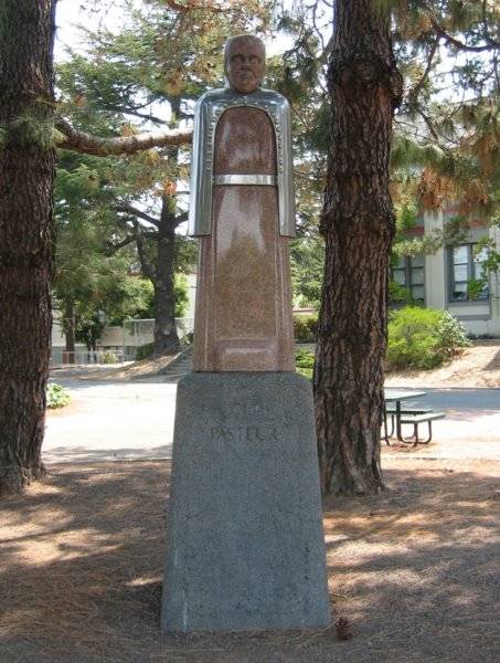 Louis_Pasteur_statue,_San_Rafael_High_School_(crop).jpg