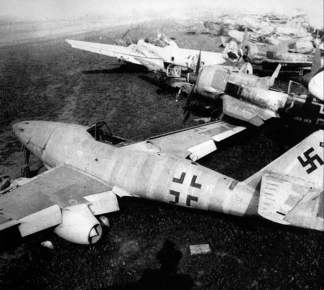 Me-262A-Schwalbe-abandoned-on-a-German-airfield-graveyard-1945-01-640x573.jpg