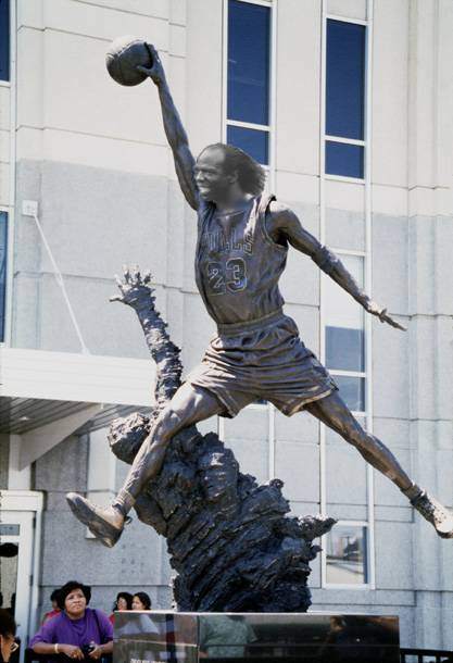 michaeljordanstatue1ps.jpg