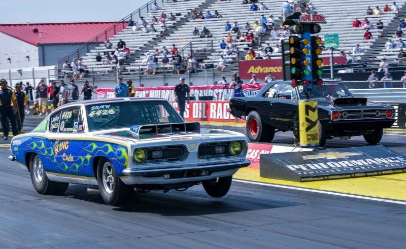 Misc Front End (1092) Dan Morgan '68 Hemi Dart (far lane) vs Joe Teuton '68 Hemi Barracuda, In...jpg