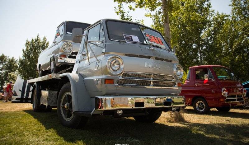 Misc Front End (1490) '67 Dodge L600 & '64 Dodge A100.jpg