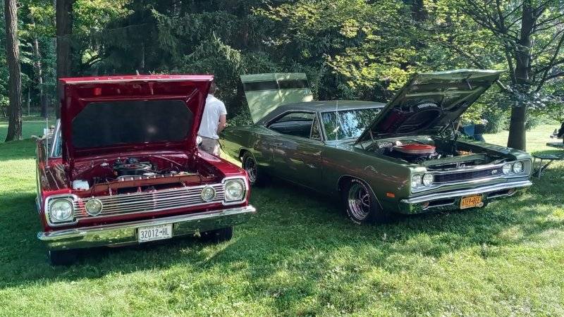 Misc Front End (16731) '66 Plymouth Belvedere Convertible & '69 Dodge Coronet Super Bee.jpg