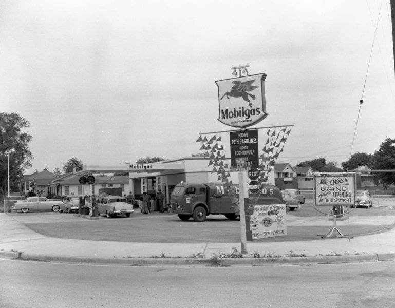 Mobilgas Service Station in Austin, Texas, c1955.jpg