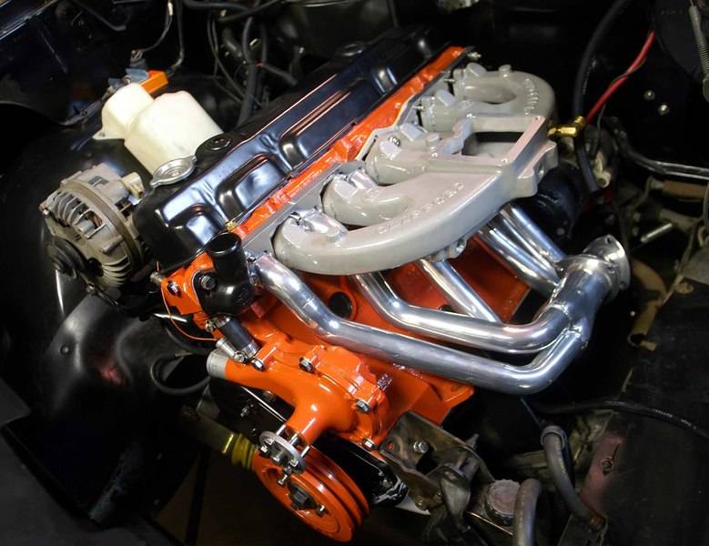 Modified_225_Slant6_engine_in_1983_Dodge_D150.jpg