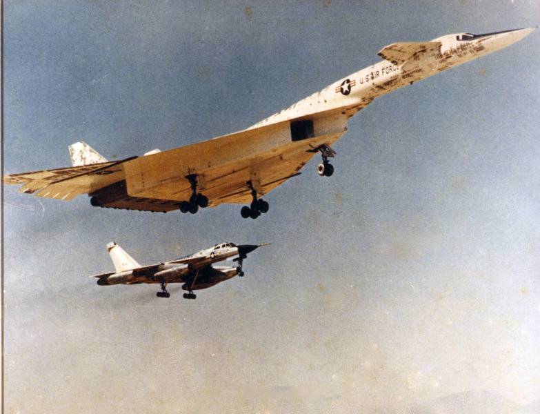 North_American_XB-70A_with_Convair_B-58A_chase_aircraft.jpg