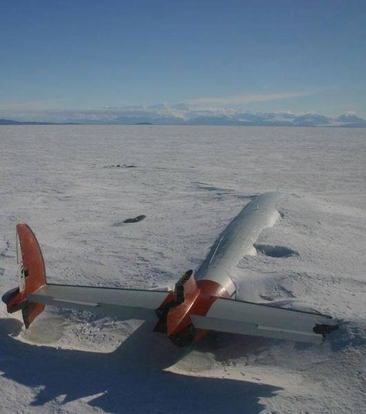 on-pegasus-abandonne-a-mcmurdo-sound-dans-l-antarctique_0fff4d3cca0b4739abe2b1a0570dc480a3dcad1a.jpg