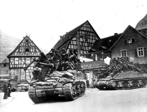 panzer-mit-aufgesessener-infanterie-ruecken-in-heppenheim-news-photo-1606161909.jpg