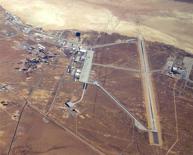 photobucket.com%2Falbums%2Fnn203%2Fhotroddon%2F746px-Edwards_Air_Force_Base_Calif_main_base_area.jpg