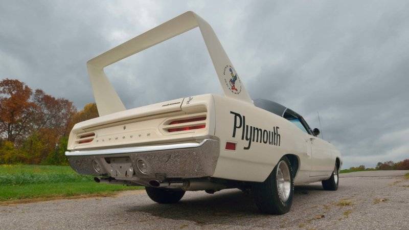 Plymouth '70 Hemi 4-Speed Road Runner Superbird (40).jpg