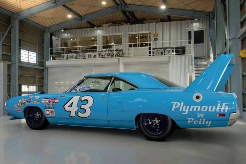 Plymouth '70 Road Runner Superbird (43).jpg