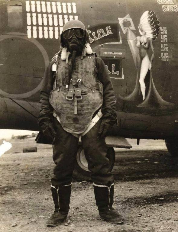 r-stands-before-his-B-24-bomber-wearing-what-it-took-to-survive-at-25000ft-altitude-1944-589x768.jpg