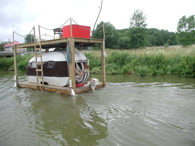 Redneck Houseboat.jpg