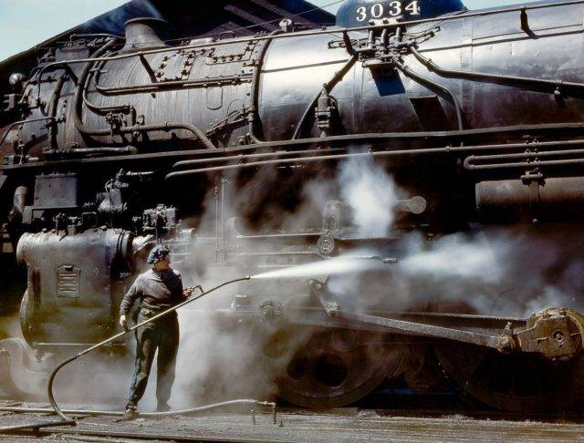 s-sprays-an-H-class-locomotive-with-steam.-640x486.jpg