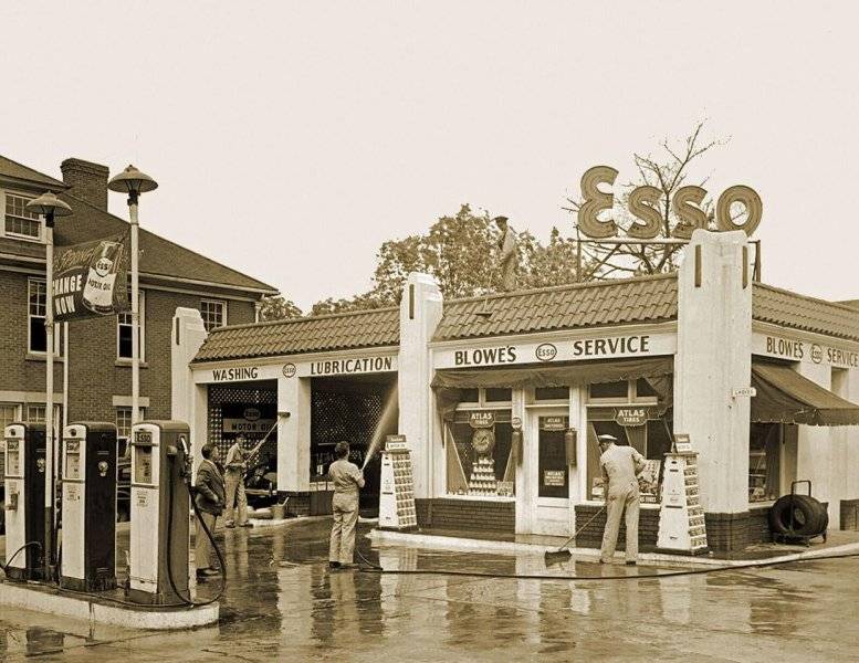 Service - Blowe's Esso Service Station.jpg