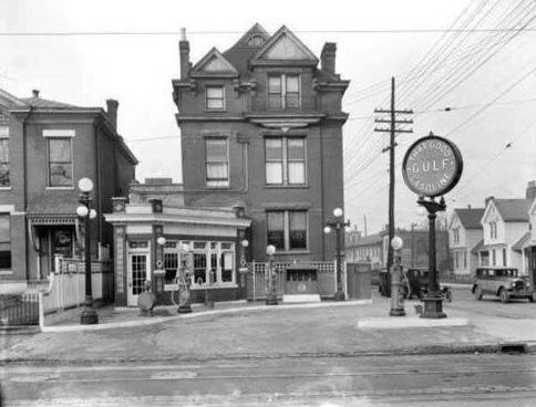 Service -  Gulf Station at West Oak & South 6th Streets, Louisville, Kentucky, 1928.jpg