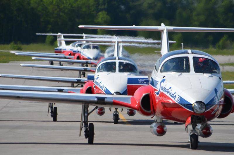 Snowbirds-Tutor-Jets-CT-114-Canadian-Forces.jpg