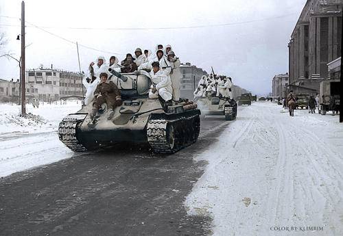 Soviet-tankborne-infantry-on-the-way-to-the-front.jpg