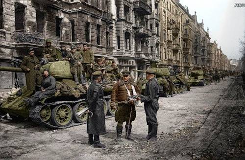 Soviet_tanks_in_Berlin_1945.jpg