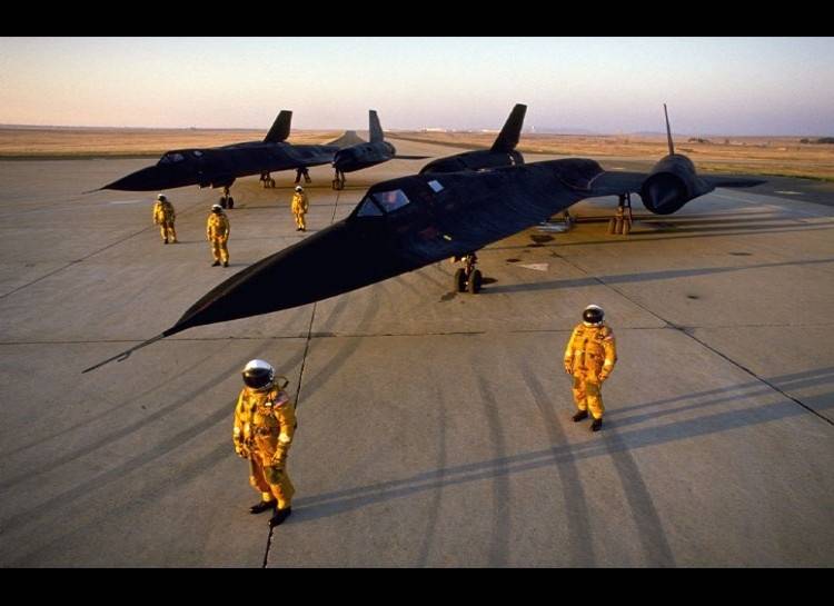 SR-71 A12 Plane #15 & pilots.jpg