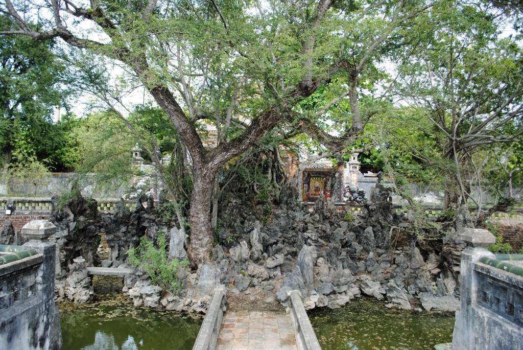 tree-shrine-imperial-citadel-Hue.jpg