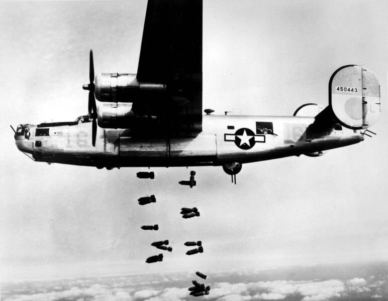 US-Army-Air-Forces-B-24-Liberator-bombs-March-19-1945.jpg