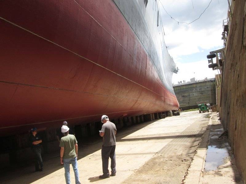 USS NEW JERSEY DRY DOCKING-14 LOOKING FORWARD.jpg