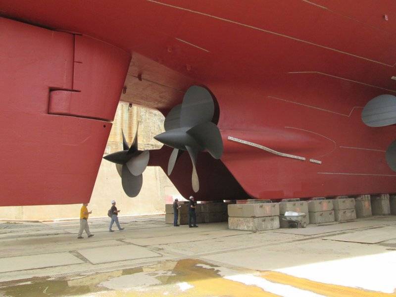 USS NEW JERSEY DRY DOCKING-3 PROPELLERS.jpg