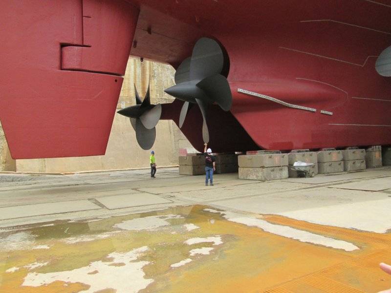 USS NEW JERSEY DRY DOCKING-4 PROPELLERS.jpg