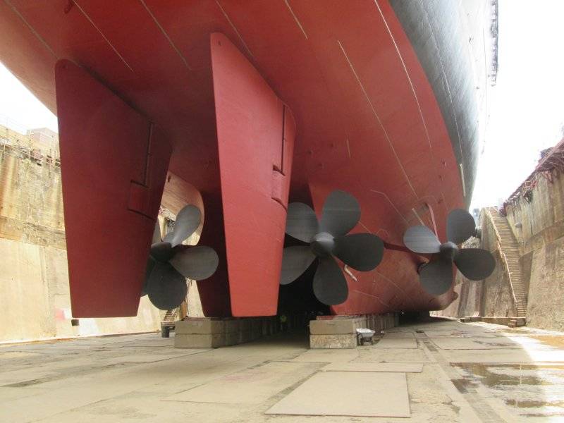 USS NEW JERSEY DRY DOCKING-5 PROPELLERS.jpg