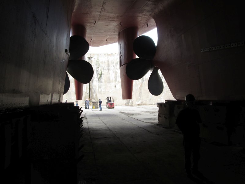 USS NEW JERSEY DRY DOCKING-9 LOOKING ASTERN.jpg