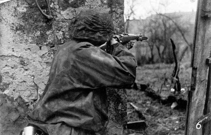 Waffen-ss-eastern-front-1941-mauser-98k-rifle.jpg