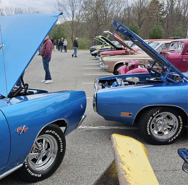 Wheels '68 Dodge Hemi Coronet RT & '70 Dodge Charger 500.jpg