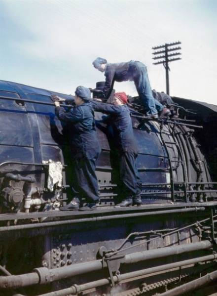 Wipers-clean-an-H-class-locomotive.-470x640.jpg