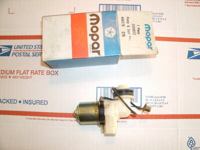 NOS pump wndshld 0 439 001.JPG