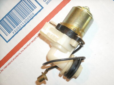 NOS pump wndshld 0 439 006.JPG