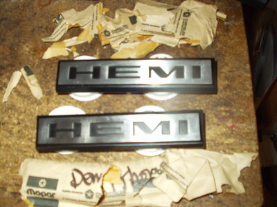 hemi badge #1.JPG