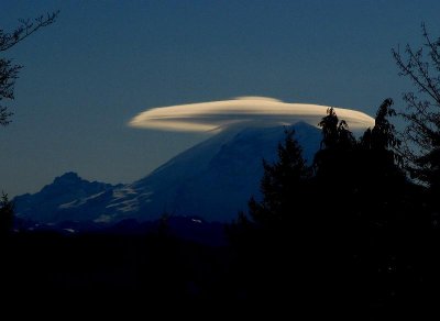 MotherCloudRefuelingOverMtRainier.jpg