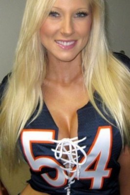 chicago-bears-sexy-superfans-intro-bustedcoverage-sports-gossip-drunk-athletes-hot-cheerleaders-.jpg